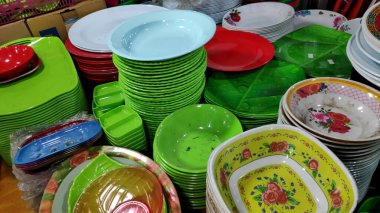 Piyasada satılık ucuz plastik ev eşyaları Çevre kirliliği kavramını kapatın