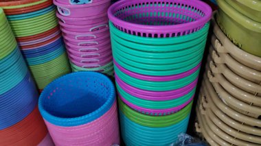 Piyasada satılık ucuz plastik ev eşyaları Çevre kirliliği kavramını kapatın