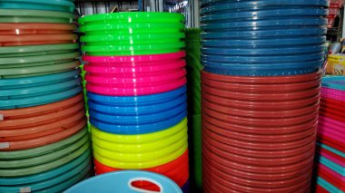 Piyasada satılık ucuz plastik ev eşyaları Çevre kirliliği kavramını kapatın
