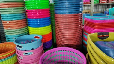 Piyasada satılık ucuz plastik ev eşyaları Çevre kirliliği kavramını kapatın