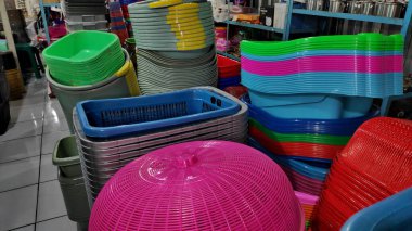 Piyasada satılık ucuz plastik ev eşyaları Çevre kirliliği kavramını kapatın
