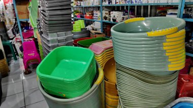 Piyasada satılık ucuz plastik ev eşyaları Çevre kirliliği kavramını kapatın