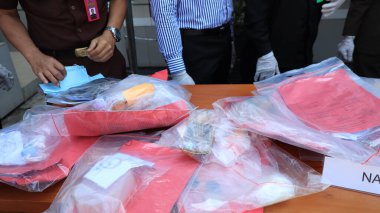 18 Temmuz 2023 'te Pekalongan' da uyuşturucu suçlarının kanıtlarını yok ederken kolluk kuvvetleri