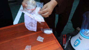 18 Temmuz 2023 'te Pekalongan' da uyuşturucu suçlarının kanıtlarını yok ederken kolluk kuvvetleri