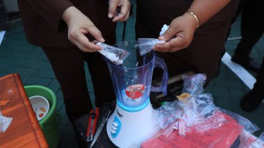 18 Temmuz 2023 'te Pekalongan' da uyuşturucu suçlarının kanıtlarını yok ederken kolluk kuvvetleri