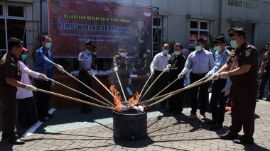 18 Temmuz 2023 'te Pekalongan' da uyuşturucu suçlarının kanıtlarını yok ederken kolluk kuvvetleri