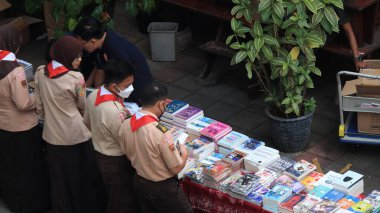 Endonezyalı üniformalı öğrenciler Pekalongan Endonezya 'da kitap okuyorlar, 21 Temmuz 2023