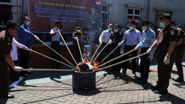 18 Temmuz 2023 'te Pekalongan' da uyuşturucu suçlarının kanıtlarını yok ederken kolluk kuvvetleri