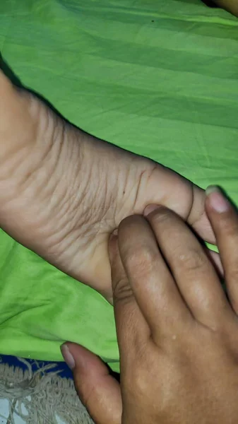 Junge Frau Mit Fußmassage Schönheitssalon Nahsicht — Stockfoto
