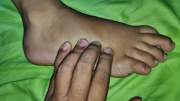 Junge Frau Mit Fußmassage Schönheitssalon Nahsicht — Stockfoto