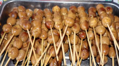 Bıldırcın yumurtası satay. Birkaç tane haşlanmış bıldırcın yumurtası şişlere konur, baharatlı tatlı soya sosuyla marine edilir ve daha da kaynatılır, ayrıca soto için meze olarak servis edilir..