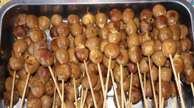 Bıldırcın yumurtası satay. Birkaç tane haşlanmış bıldırcın yumurtası şişlere konur, baharatlı tatlı soya sosuyla marine edilir ve daha da kaynatılır, ayrıca soto için meze olarak servis edilir..
