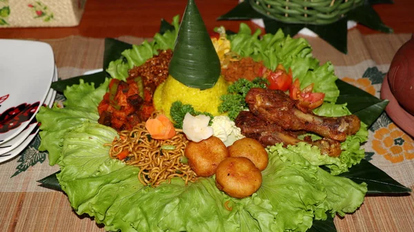 Koni Şeklinde Pilav Nasi Tumpeng Endonezya Usulü Garnitürlü Pirinç Yemeği — Stok fotoğraf