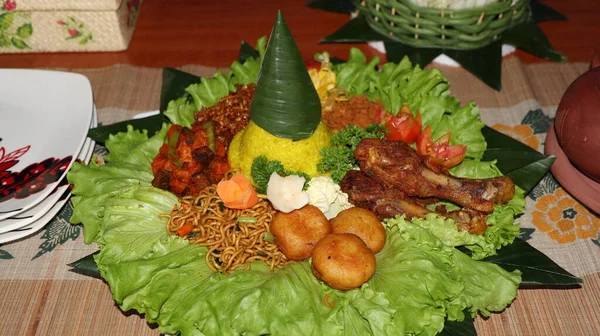 Rijst Een Kegelvorm Genaamd Nasi Tumpeng Een Feestelijke Indonesische Rijstschotel — Stockfoto