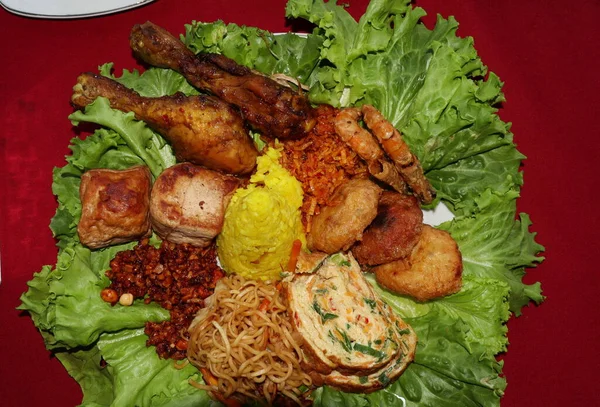Koni Şeklinde Pilav Nasi Tumpeng Endonezya Usulü Garnitürlü Pirinç Yemeği — Stok fotoğraf