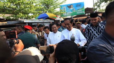 Endonezya Cumhurbaşkanı Joko Widodo ora Jokowi geleneksel bir pazarı ziyaret ederken, Pekalongan Endonezya 29 Ağustos 2023