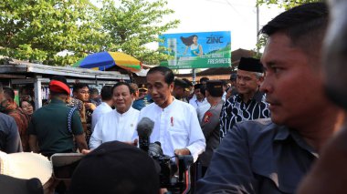 Endonezya Cumhurbaşkanı Joko Widodo ora Jokowi geleneksel bir pazarı ziyaret ederken, Pekalongan Endonezya 29 Ağustos 2023