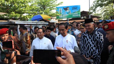 Endonezya Cumhurbaşkanı Joko Widodo ora Jokowi geleneksel bir pazarı ziyaret ederken, Pekalongan Endonezya 29 Ağustos 2023