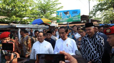 Endonezya Cumhurbaşkanı Joko Widodo ora Jokowi geleneksel bir pazarı ziyaret ederken, Pekalongan Endonezya 29 Ağustos 2023