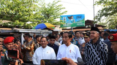 Endonezya Cumhurbaşkanı Joko Widodo ora Jokowi geleneksel bir pazarı ziyaret ederken, Pekalongan Endonezya 29 Ağustos 2023