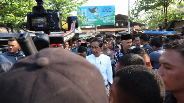 2023年8月29日 インドネシアの伝統的な市場を訪問する際のインドネシア大統領ジョコ ウィドドドゥラ ジョコウィ大統領 — ストック写真