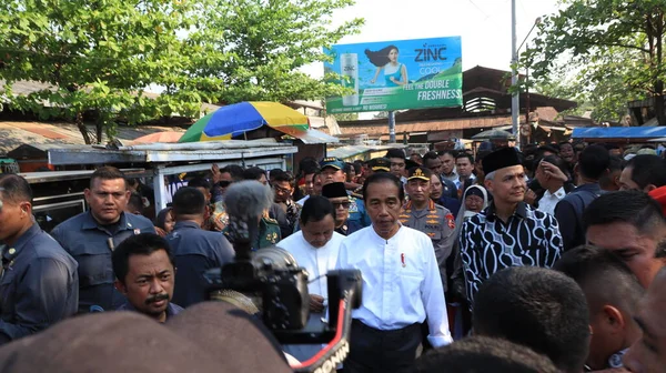 Prezydent Indonezji Joko Widodo Ora Jokowi Podczas Wizyty Tradycyjnym Rynku — Zdjęcie stockowe
