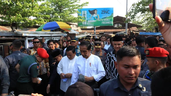 Президент Індонезії Джоко Віддодо Йокові Під Час Відвідування Традиційного Ринку — стокове фото