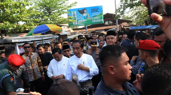 Prezydent Indonezji Joko Widodo Ora Jokowi Podczas Wizyty Tradycyjnym Rynku — Zdjęcie stockowe