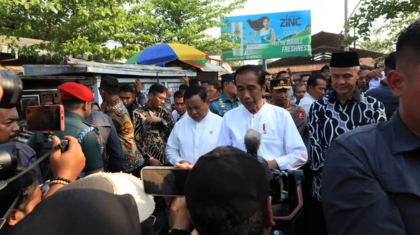 印度尼西亚总统Joko Widodo Ora Jokowi参观印度尼西亚Pekalongan传统市场时 2023年8月29日 — 图库照片