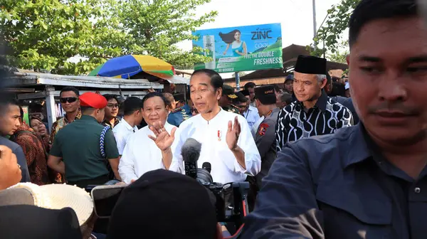 stock image Indonesian President Joko Widodo ora Jokowi when visiting a traditional market, Pekalongan Indonesia 29 August 2023