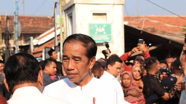 Президент Індонезії Джоко Віддодо Йокові Під Час Відвідування Традиційного Ринку — стокове фото