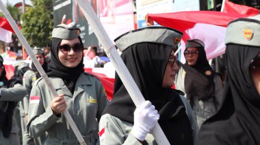 28 Ağustos 2023 'te Pekalongan Karnavalı sırasında Endonezya' da kırmızı ve beyaz bayrak taşıyan birlikler