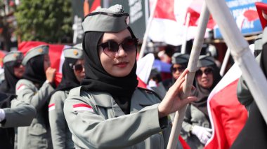 28 Ağustos 2023 'te Pekalongan Endonezya' da düzenlenen Bağımsızlık Günü Karnavalı sırasında Endonezya kırmızı ve beyaz bayrak taşıyan birlikler