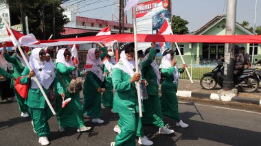 28 Ağustos 2023 'te Pekalongan Endonezya' da düzenlenen Bağımsızlık Günü Karnavalı sırasında Endonezya kırmızı ve beyaz bayrak taşıyan birlikler
