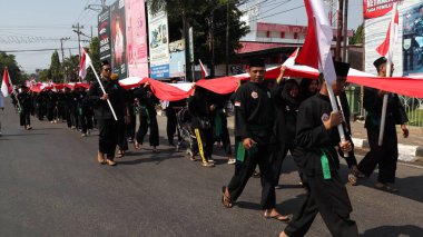 28 Ağustos 2023 'te Pekalongan Endonezya' da düzenlenen Bağımsızlık Günü Karnavalı sırasında Endonezya kırmızı ve beyaz bayrak taşıyan birlikler