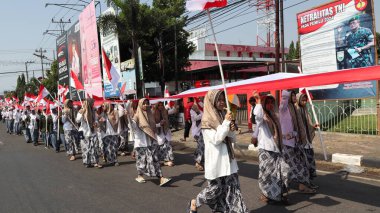 28 Ağustos 2023 'te Pekalongan Endonezya' da düzenlenen Bağımsızlık Günü Karnavalı sırasında Endonezya kırmızı ve beyaz bayrak taşıyan birlikler