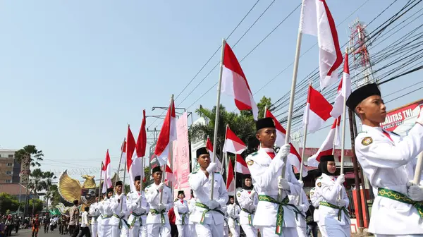 Tropas Llevando Bandera Roja Blanca Indonesia Durante Carnaval Del Día —  Fotos de Stock