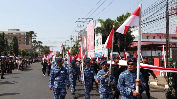 Tropas Carregando Bandeira Vermelha Branca Indonésia Durante Dia Independência Carnaval — Fotografia de Stock
