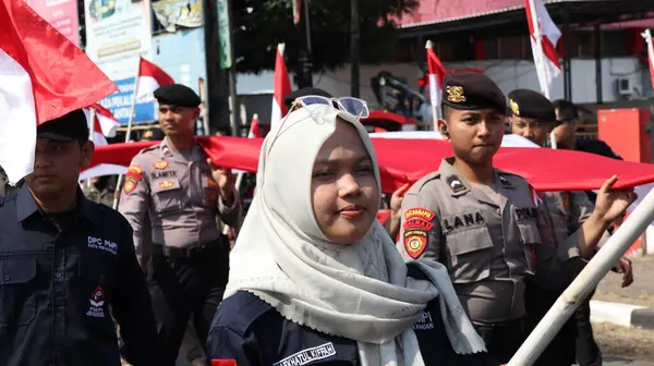 インドネシアの赤と白の旗を搭載する部隊 独立記念日のカーニバル 北京本ン インドネシア 2023 — ストック写真