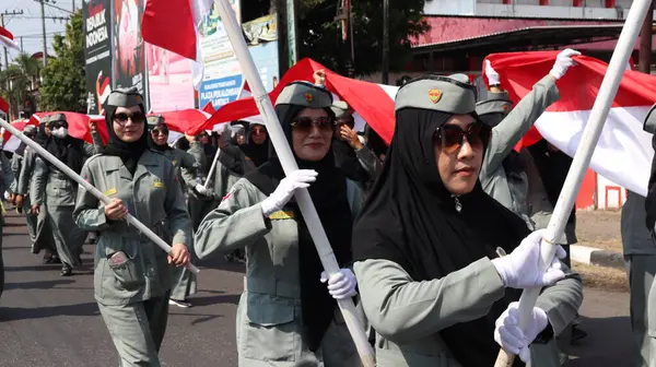 インドネシアの赤と白の旗を搭載する部隊 独立記念日のカーニバル 北京本ン インドネシア 2023 — ストック写真