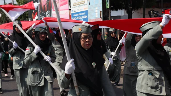 Troupes Portant Drapeau Rouge Blanc Indonésie Pendant Carnaval Fête Indépendance — Photo