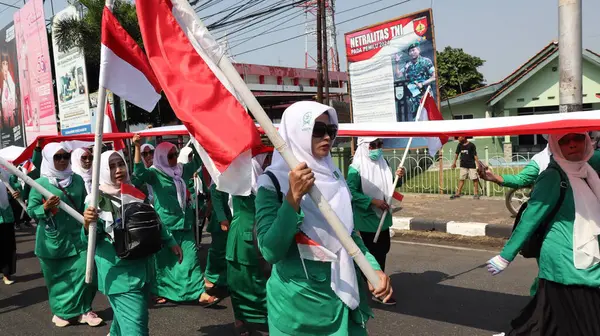 2023年8月28日 インドネシア ペカルンガン インドネシアにおける独立記念日のカーニバル中にインドネシアの赤と白旗を運ぶ部隊 — ストック写真