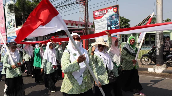 2023年8月28日印度尼西亚Pekalongan独立日狂欢节期间手持印度尼西亚红白国旗的部队 — 图库照片
