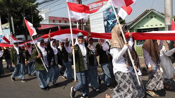 Tropas Portando Bandera Roja Blanca Indonesia Durante Carnaval Del Día — Foto de Stock