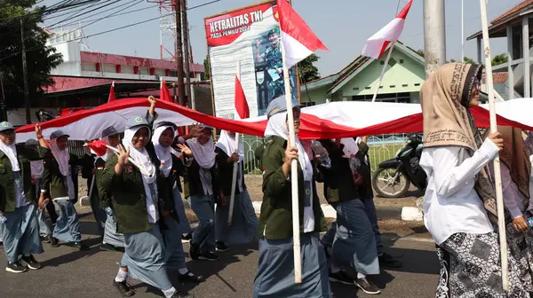 Oddziały Niosące Czerwono Białą Flagę Indonezji Podczas Karnawału Pekalongan Indonezji — Zdjęcie stockowe