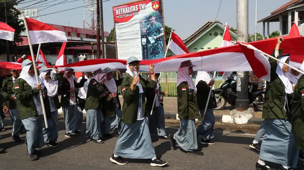 Troupes Portant Drapeau Rouge Blanc Indonésie Pendant Carnaval Fête Indépendance — Photo