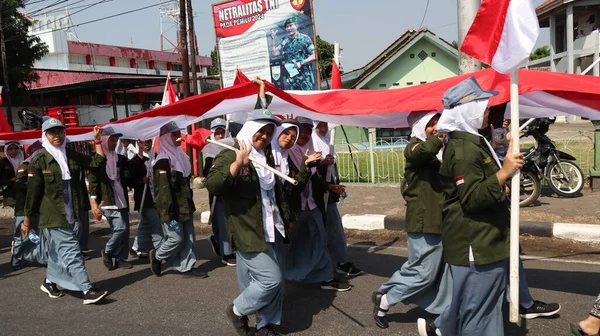 Truppe Che Portano Bandiera Rossa Bianca Indonesiana Durante Carnevale Dell — Foto Stock