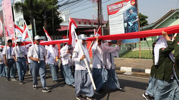 2023年8月28日 インドネシア ペカルンガン インドネシアにおける独立記念日のカーニバル中にインドネシアの赤と白旗を運ぶ部隊 — ストック写真
