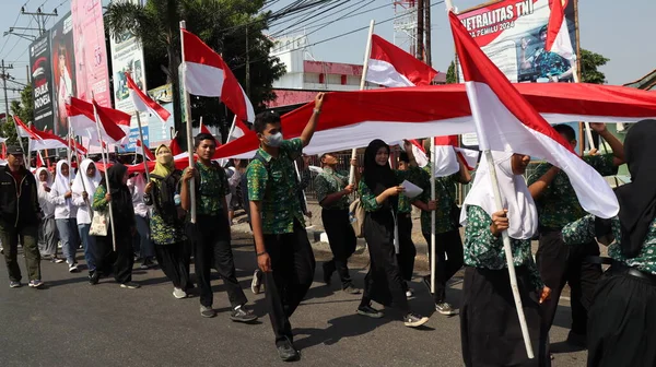 2023年8月28日印度尼西亚Pekalongan独立日狂欢节期间手持印度尼西亚红白国旗的部队 — 图库照片