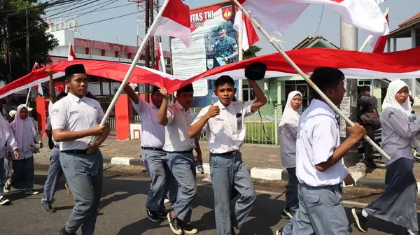 Войска Красно Белым Флагом Индонезии Время Карнавала Честь Дня Независимости — стоковое фото